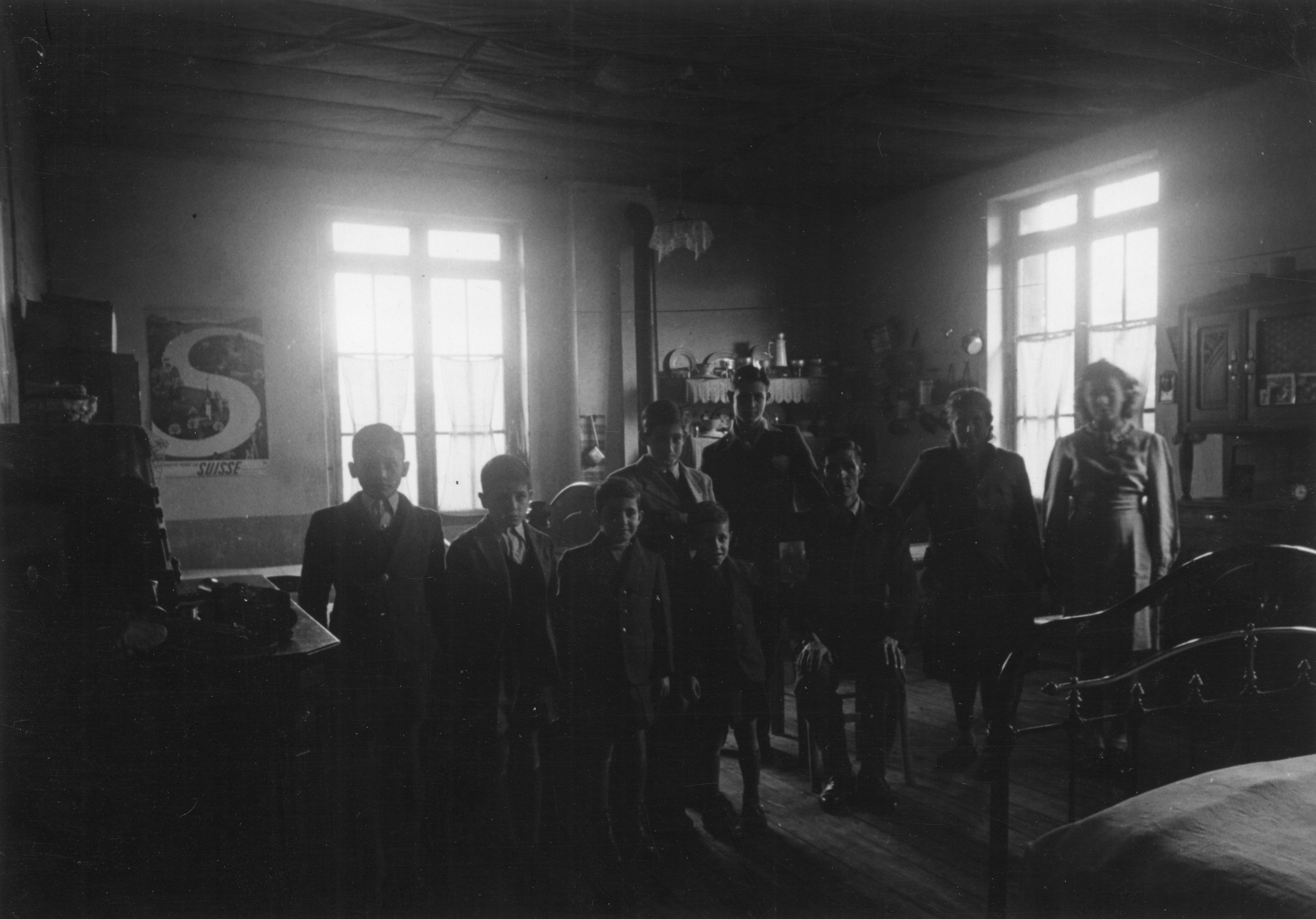 "Saint-Etienne, 1945. Die 10 köpfige Familie Grenados, 100% bombenbeschädigt, wohnt jetzt in einem Zimmer, das von der Mutter notdürftig instand gesetzt wurde. Sie hat die rohen Backsteinwände selbst getüncht. [...]"