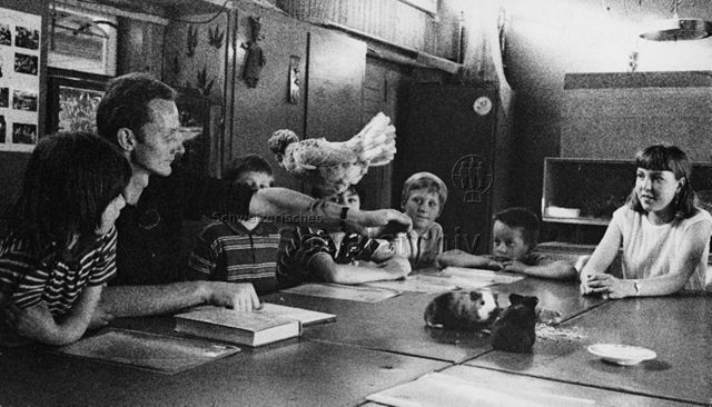 "Children watch small animals and learn to care for them at the Wipkingen centre"; um 1975