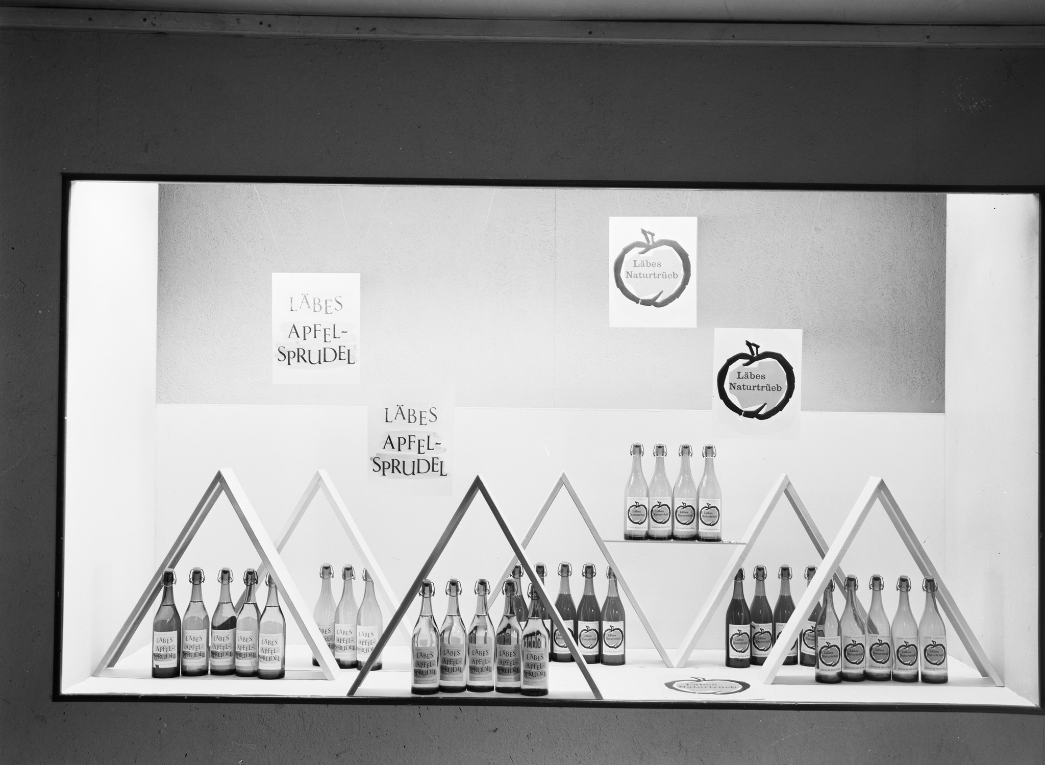 Schaufenster Filiale LVZ: "Läbes Apfel-Sprudel, Läbes Naturtrüb"