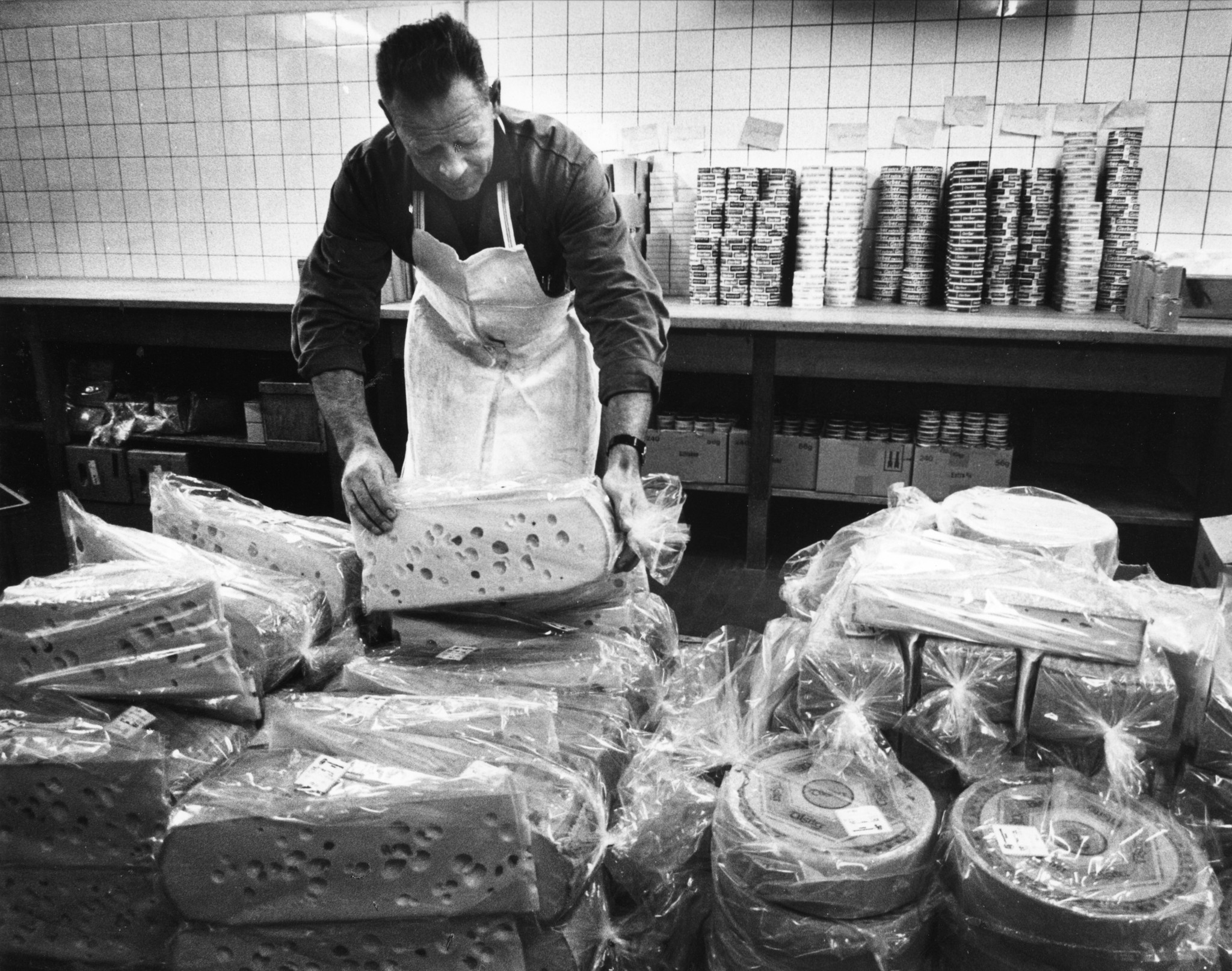 Mann beim Verpacken von Käse