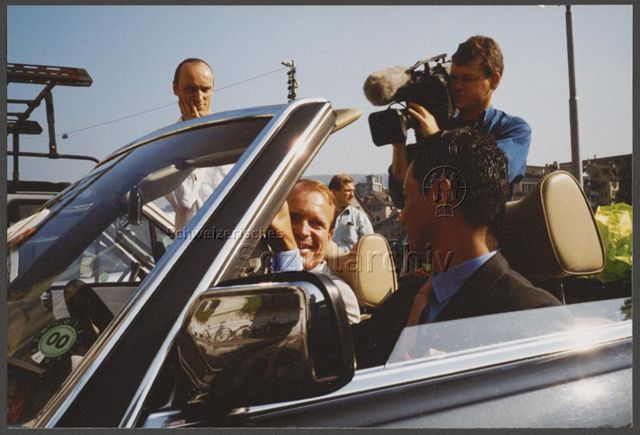 Aktion der HAZ vor dem Stadthaus: "gleiche Rechte jetzt" (um 1995, Zürich) – im Auto Pierre André Rosselet und Partner, Filmemacher