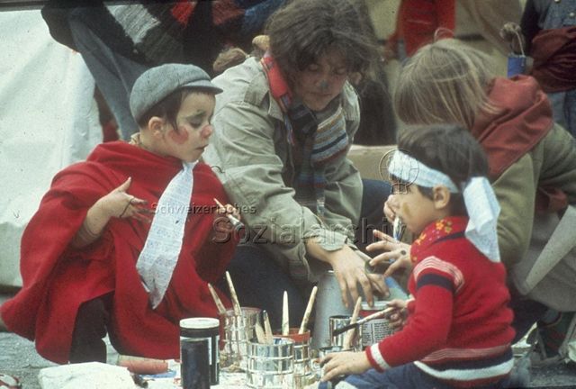 "Spielbus Zürich" - Kinder beim Malen; 1977