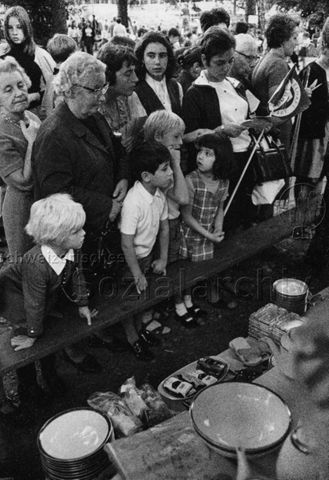 "Chilbi Riesbach", Zürich - BesucherInnen an einem Stand; 1970