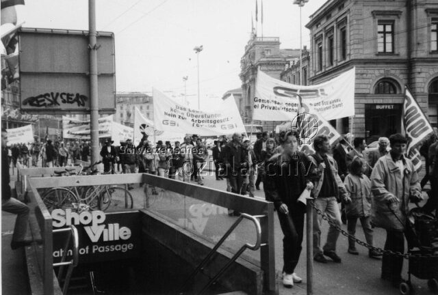 1. Mai-Umzug 1996, Zürich - Demonstrierende mit GBI-Fahne
