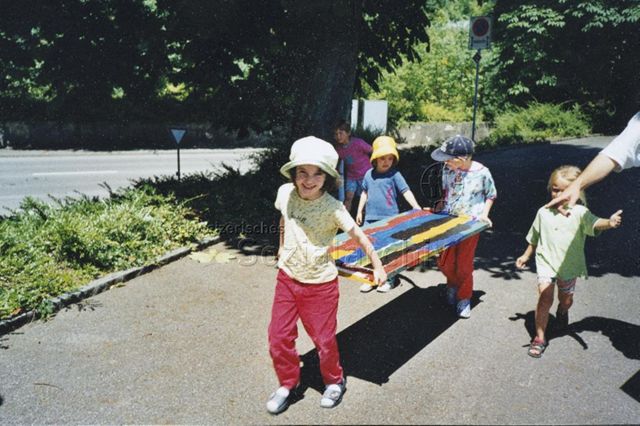 "Spielplatzplanung Aarau" - Kinder beim Tragen eines Bildes; 2001