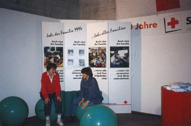 Messestand, evt. an der OFFA 1994 in St. Gallen - Zwei Frauen am Stand vom Roten Kreuz