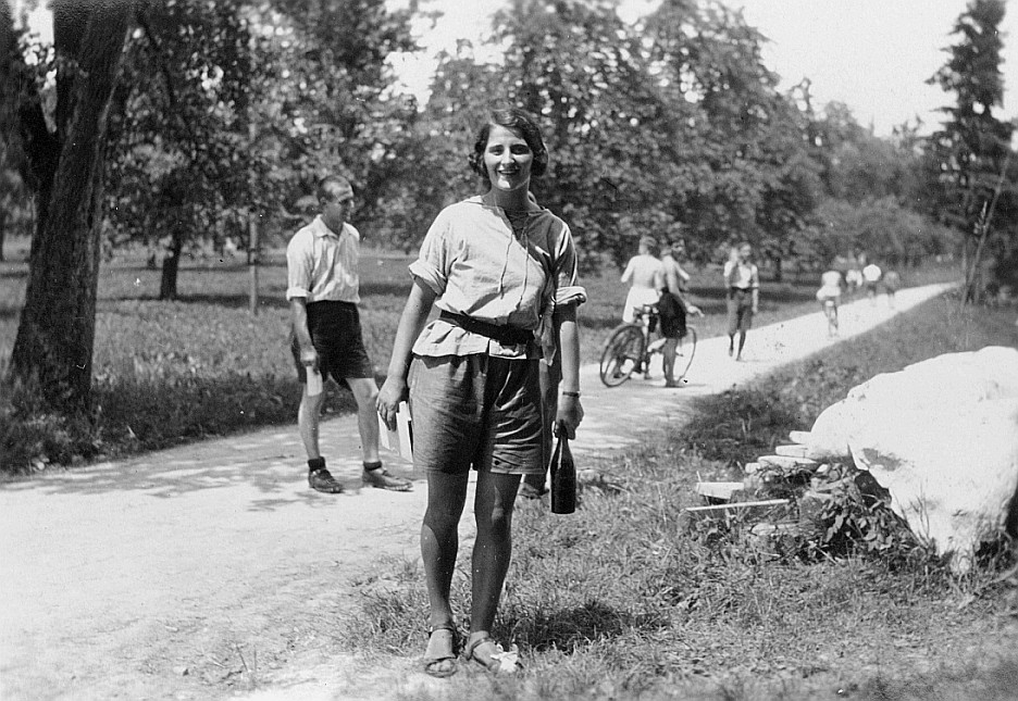 Wandervogel-Landsgemeinde in Hombrechtikon - Wandervögel auf einem Schotterweg - Radfahrerin (1930)