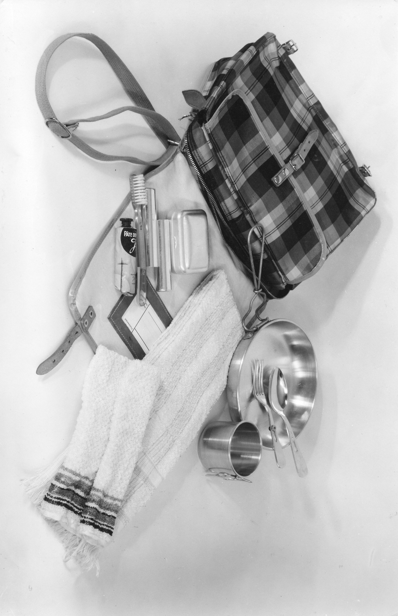 SAH-Tasche Modell Nr. 1, Inhalt: Pfanne / Teller, Besteck, Becher, Handtuch, Waschlappen, Zahnbürste und -paste, Behälter mit Seife