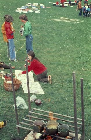 "Spielbus" - Kochen über dem Feuer, hinten wird gemalt; um 1975
