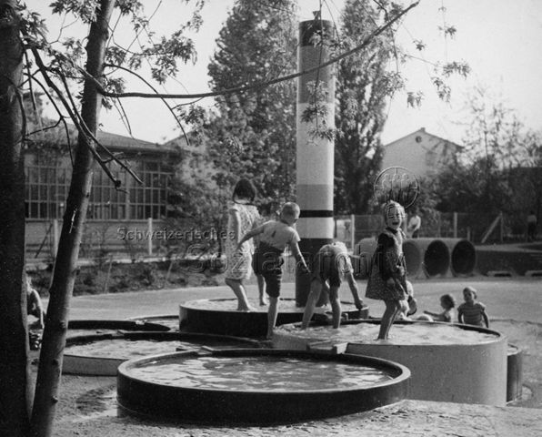 Spielplatz Heiligfeld, Letzigraben Zürich - spielende Kinder in den Brunnen; um 1960