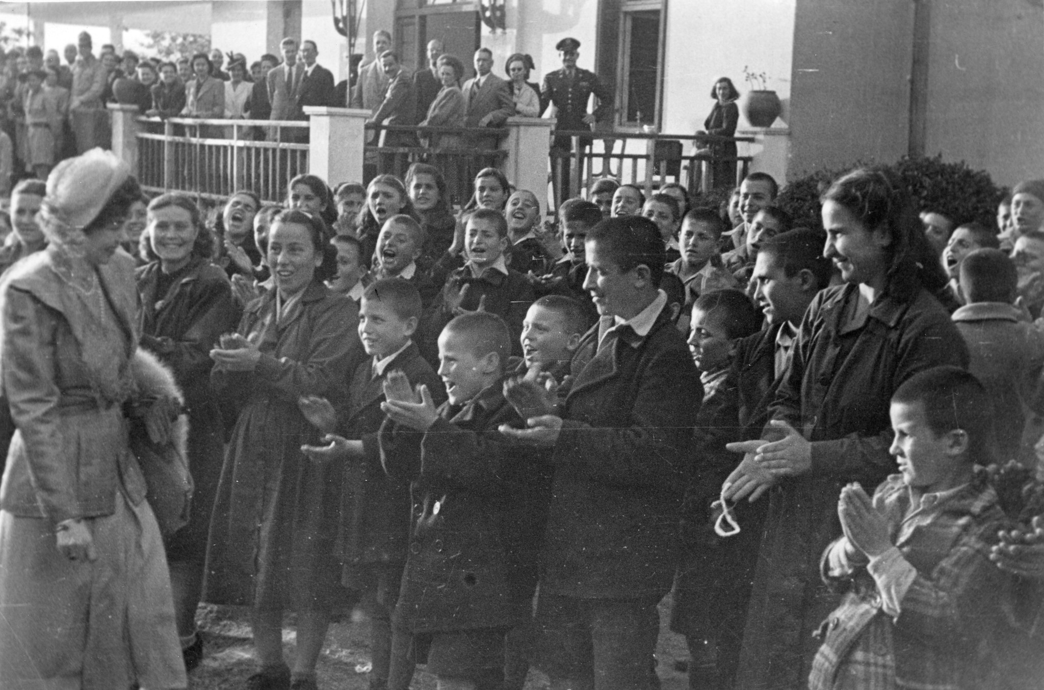 "Sa Majesté la Reine visite des enfants de la Grèce du Nord transportés sur la demande de leurs parents pour être sauvés des Andartès [Griechisch: Partisans/Partisanen]." Während des Griechischen Bürgerkrieges