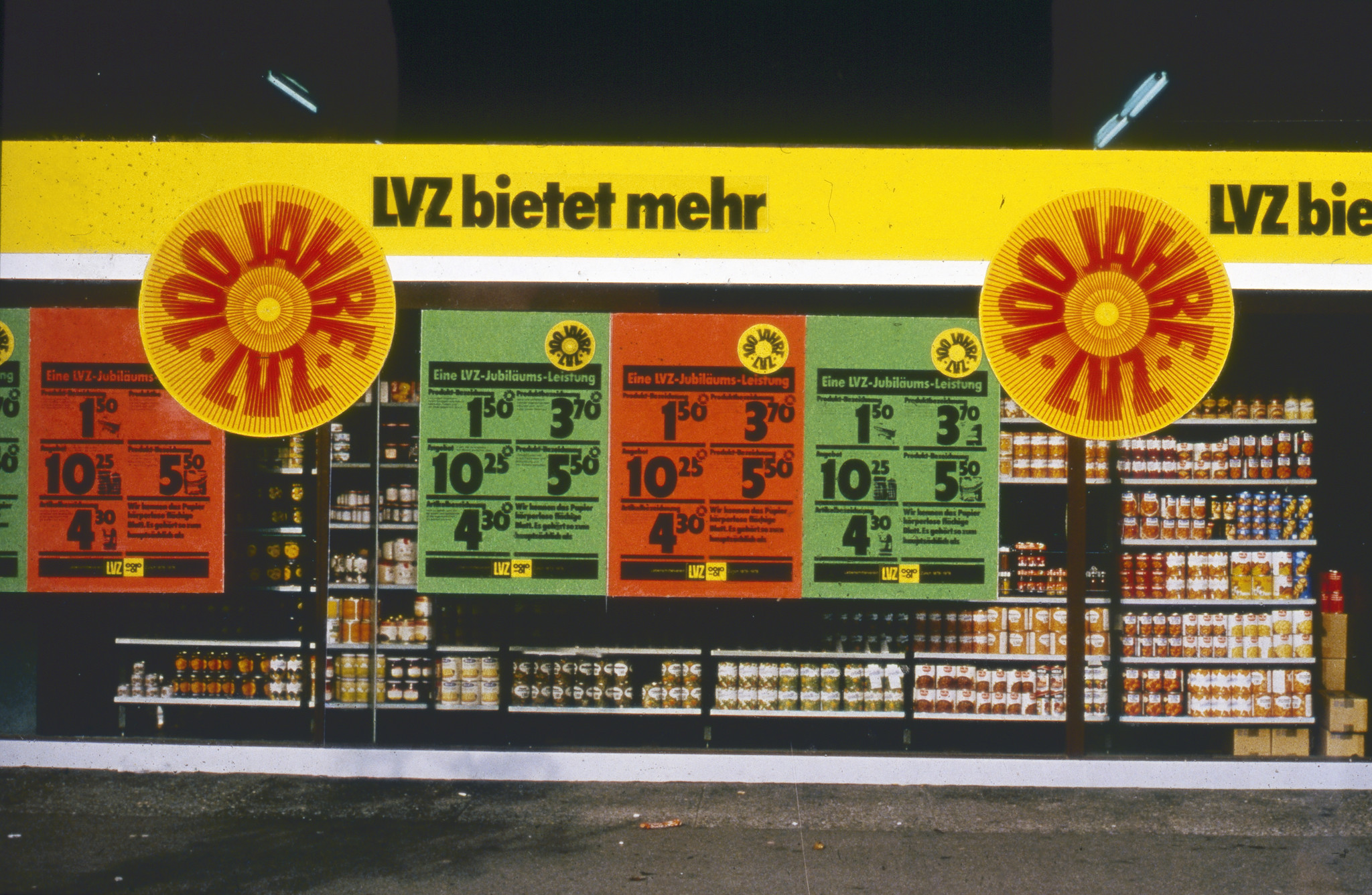 100 Jahre Lebensmittelverein Zürich LVZ 1878-1978: Schaufenster mit Slogan "LVZ bietet mehr"