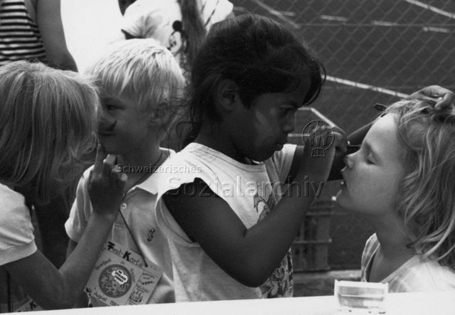 Spielbus in Gisikon - Kinder bemalen und schminken sich; 26.08.1989
