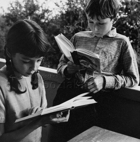 "Freizeitbeschäftigung innen, Lesen" - Zwei Kinder stehen auf dem Balkon und lesen; um 1965