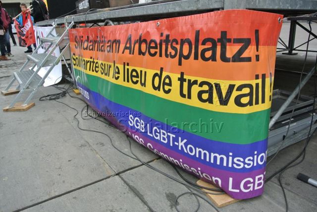 Kundgebung in Bern gegen die Familieninitiative der CVP (16.11.2013, Bern) – "Solidarität am Arbeitsplatz! Solidarité sur le lieu de travail! – SGB LGBT-Kommission / USS Commission LGBT"