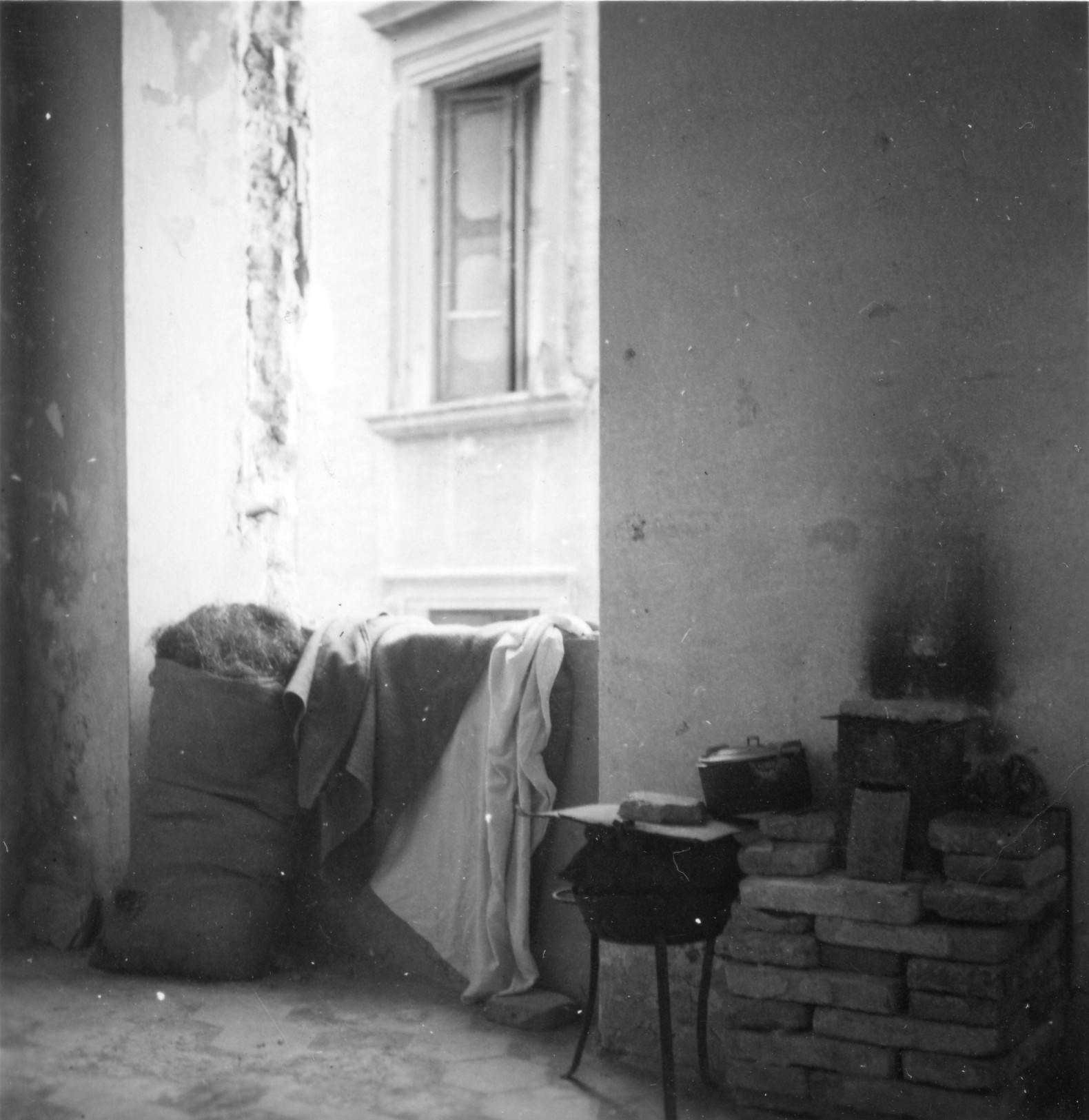 "Ancona, Sommer 1946. Wohnungen in vom Zusammensturz gefährdeten Häusern"; Innenansicht der Wohnung