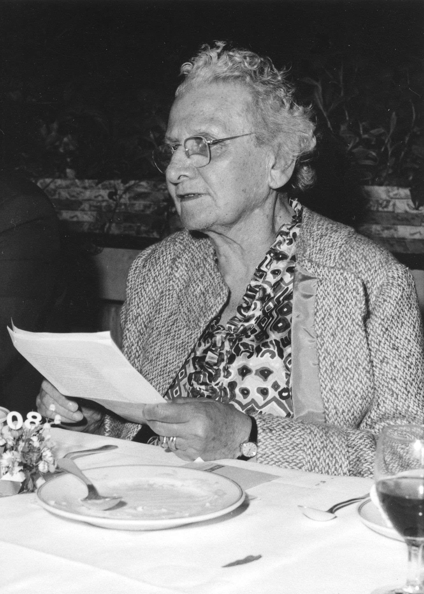 "80. Geburtstag Regina Kägi 08.05.1969"; Regina Kägi-Fuchsmann hält eine Ansprache