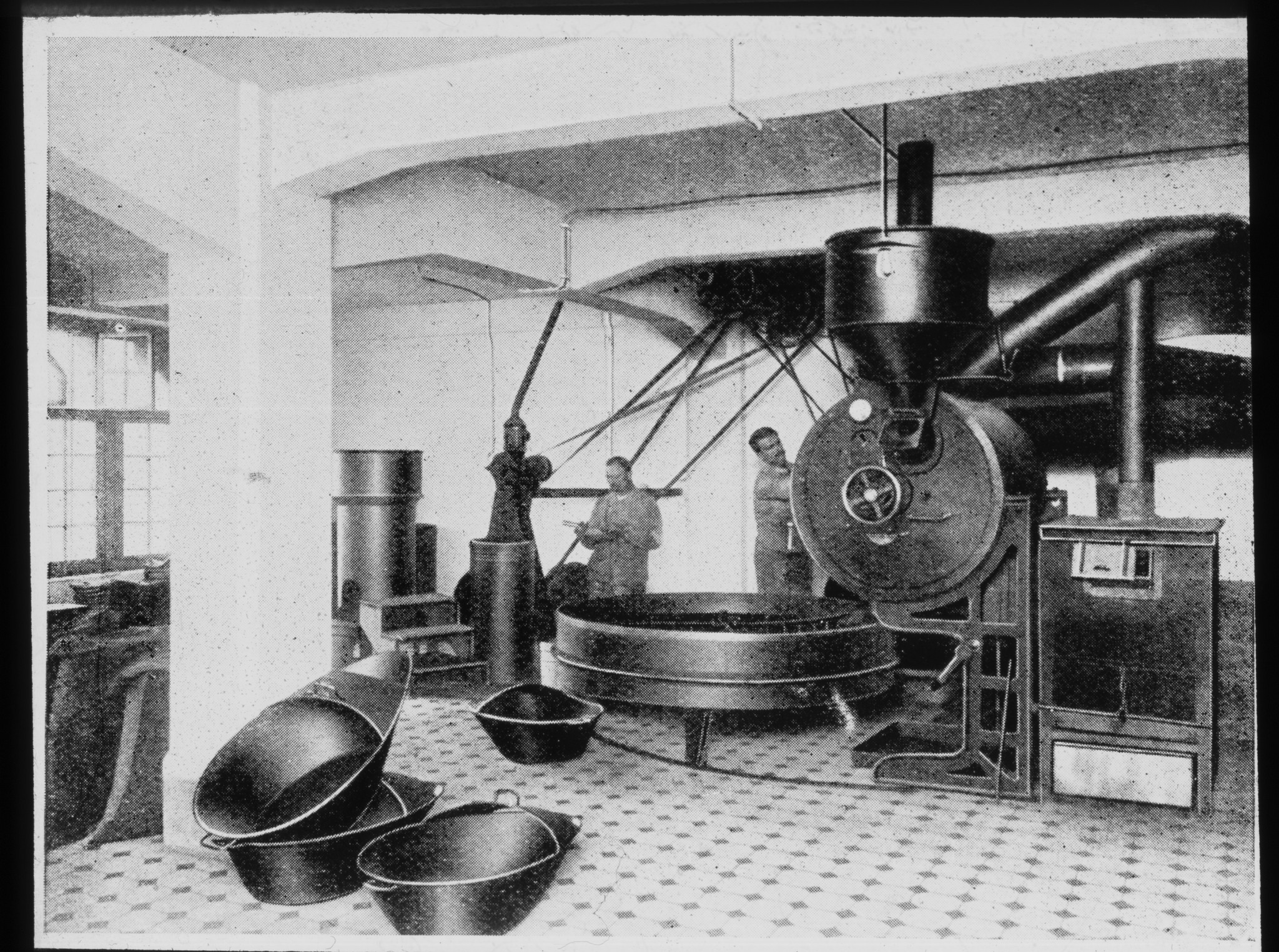 Dia: Kaffeerösterei des V.S.K. (Verband schweizerischer Konsumvereine) in Pratteln: Röstmaschine und Kessel.