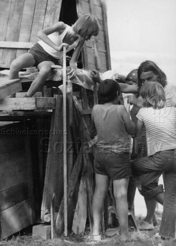 "Robinsonspielplatz Spreitenbach" - Kinder beim Spielen; 1973