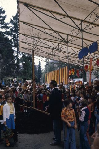 "Culmannstrasse", Zürich - Mann hält eine Ansprache, rechts stehen Kinder mit Flöten; 1975