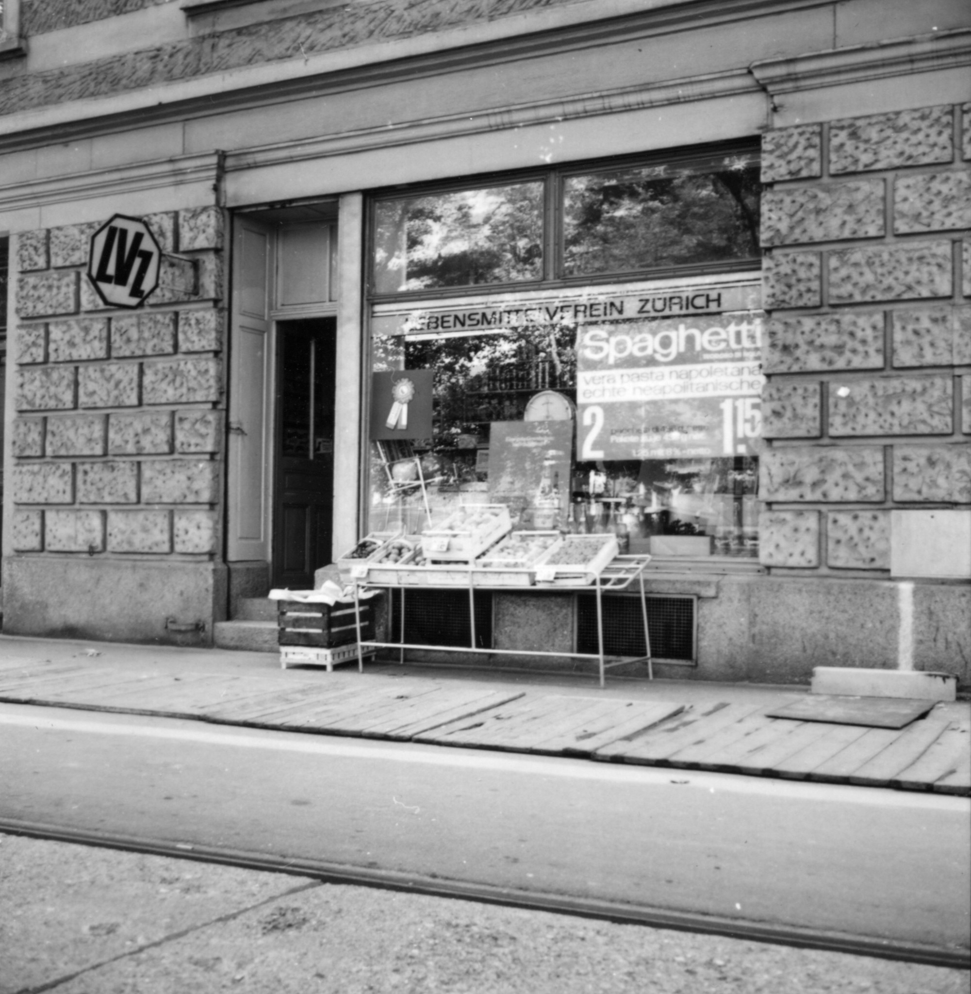 Laden des Lebensmittelvereins Zürich an der alten Landstrasse 77 in Zollikon: Aussenansicht