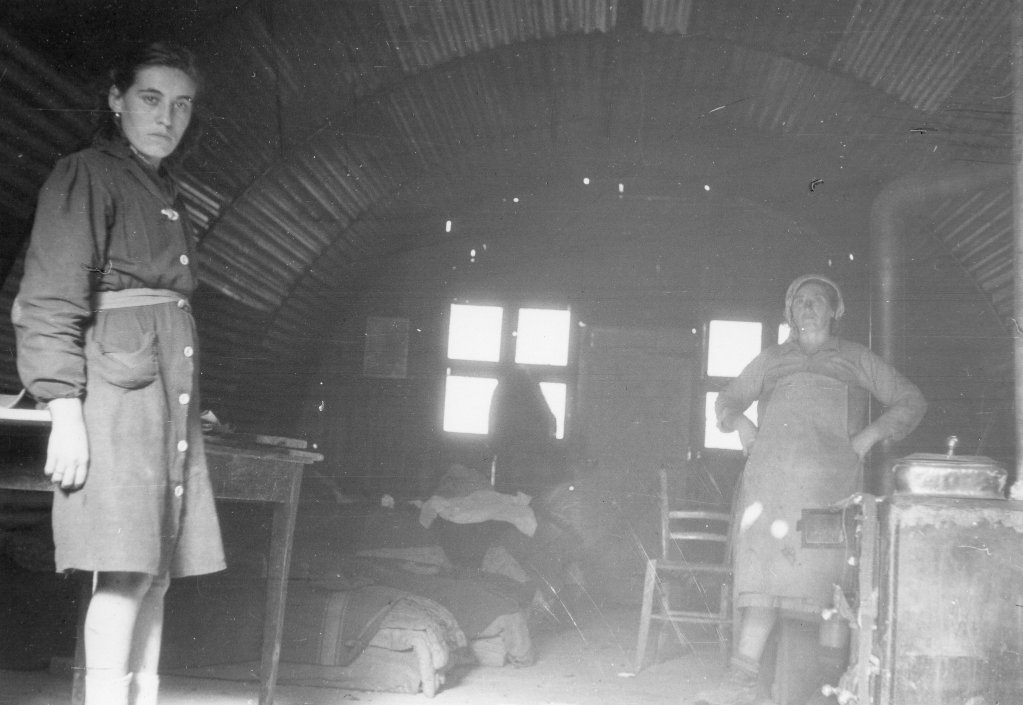Italienreise 1945/1946 durch Torino, Milano, Arese und Cresseglio; zwei Frauen in einer Baracke