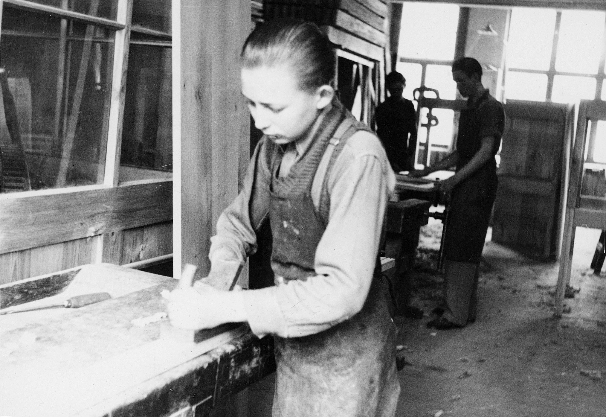 Waisenjunge in der Tischlerei des Versehrtenheimes Kahlenberg (April 1952)