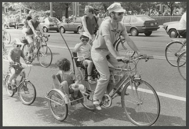 Velotag/Velodemo der IG Velo, Velo mit Kindersitz und Seitenwagen, Quaibrücke Zürich, 1. Juni 1985