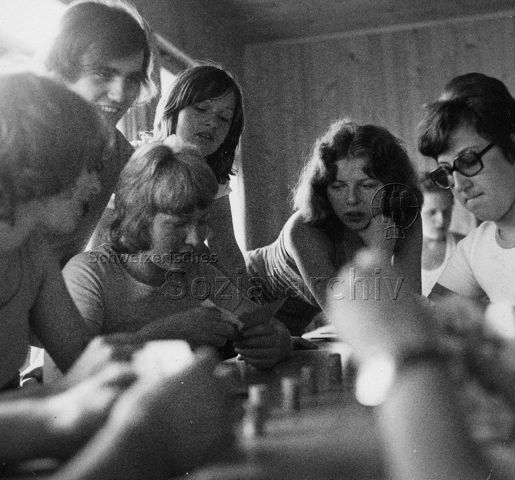"Aktion 7, Arbeitslager in Greich VS (Jugendgruppe Cham ZG)" - Jugendliche bei einem Spiel; 1973