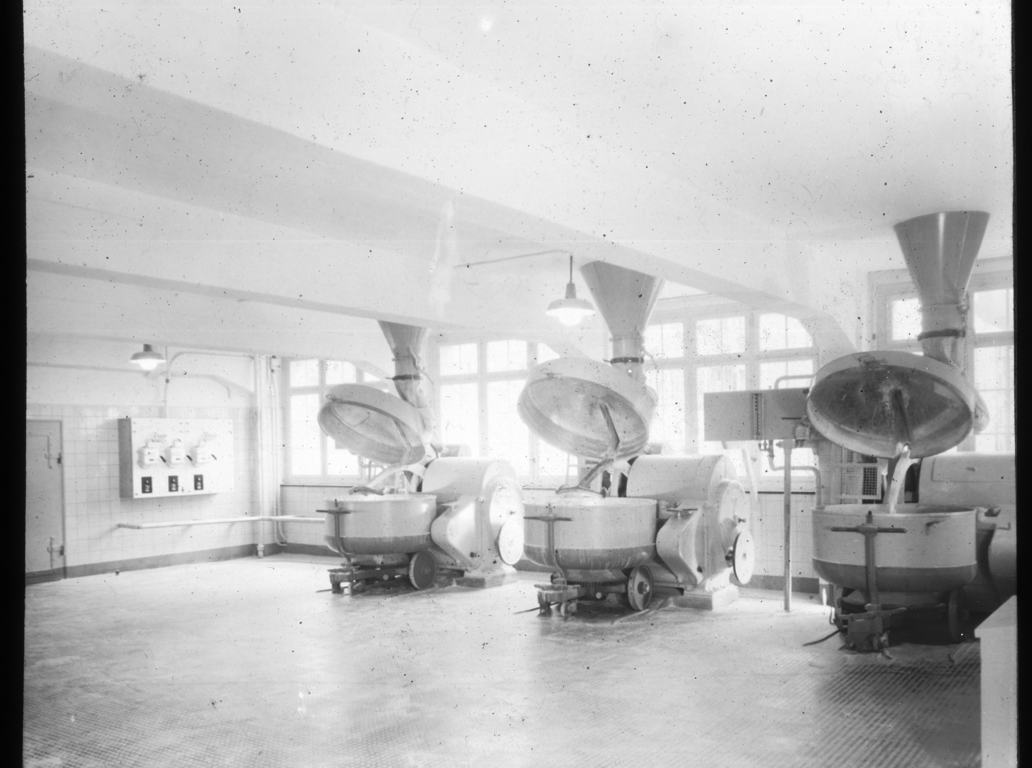Dia: LVZ Bäckerei: Maschinen zur Herstellung von Teig in einer Halle