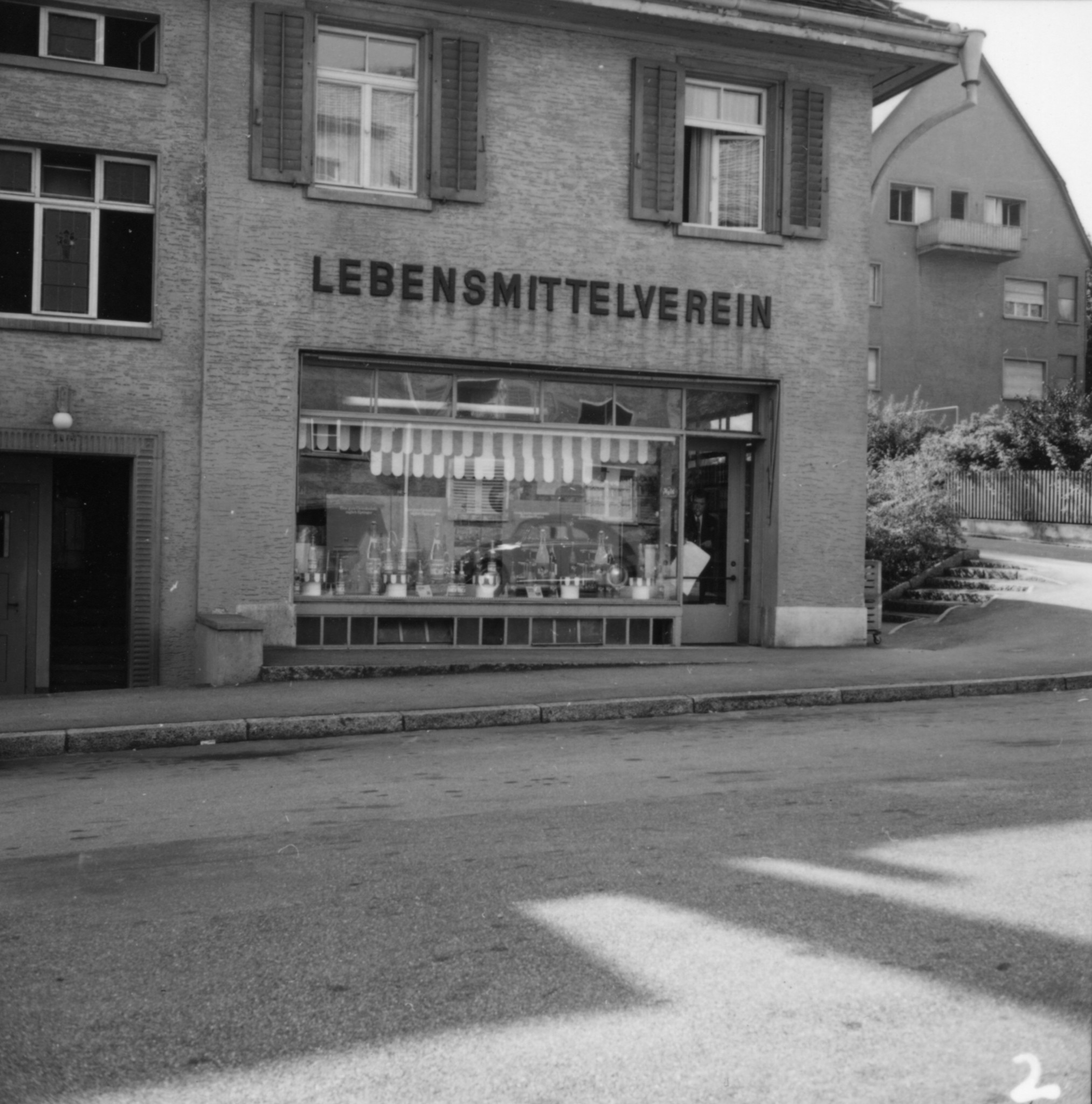 Laden des Lebensmittelvereins Zürich in Küsnacht (Dorfstrasse 18 oder Seestrasse 183): Aussenansicht