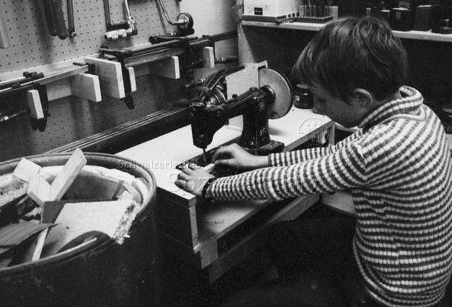 "Freizeitwerkstatt" - Junge bei der Holzbearbeitung; 1972