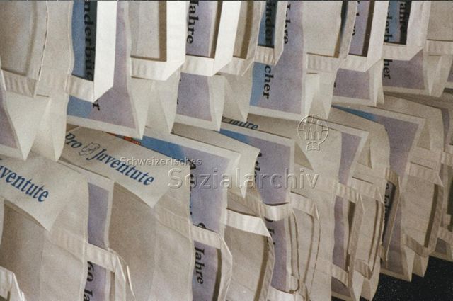"Kinder besuchen Eltern am Arbeitsplatz, Besuchstag in der VBZ-Zentral-Werkstatt" - Geschenktaschen; 27.11.1996