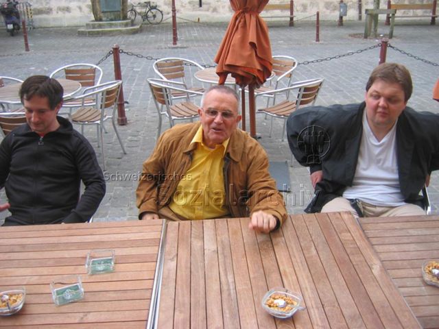 Generalversammlung des Pink Cross (22.04.2006, Yverdon-les-Bains) – Ernst Ostertag (mitte), Vereinsmitglieder nach der Generalversammlung in der Altstadt