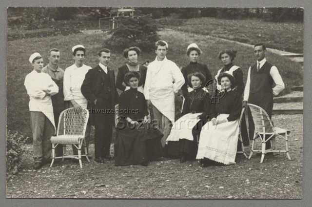 Gruppenporträt Dienstpersonal in Hotelpark, um 1920