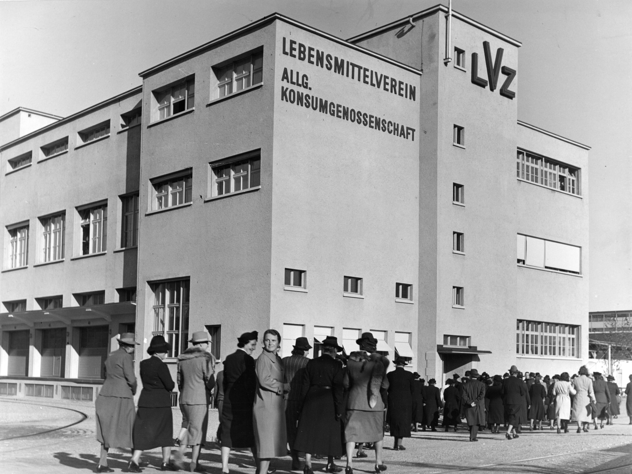 Frauen bei einer Betriebsbesichtigung vor einem Betrieb des Lebensmittelvereins Zürich an der Turbinenstrasse