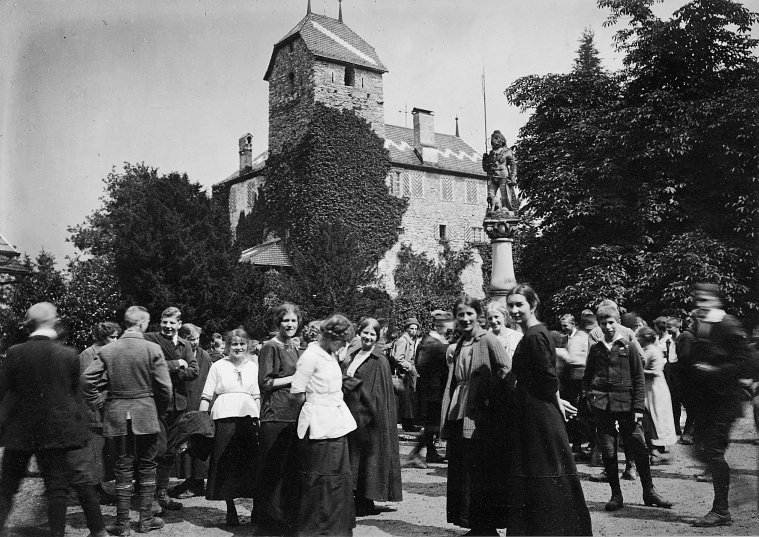 Wandervogel-Landsgemeinde beim Schloss Buonas - Versammelte Zürcher Wandervogel-Mädchen vor dem alten Schloss (1916)