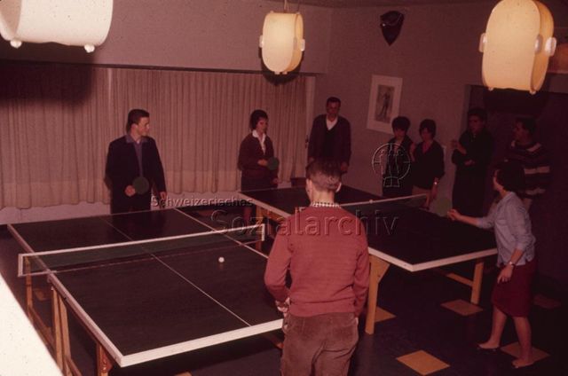 "Ping-Pong, Freizeitzentrum Buchegg", Zürich - Jugendliche beim Spiel; um 1970