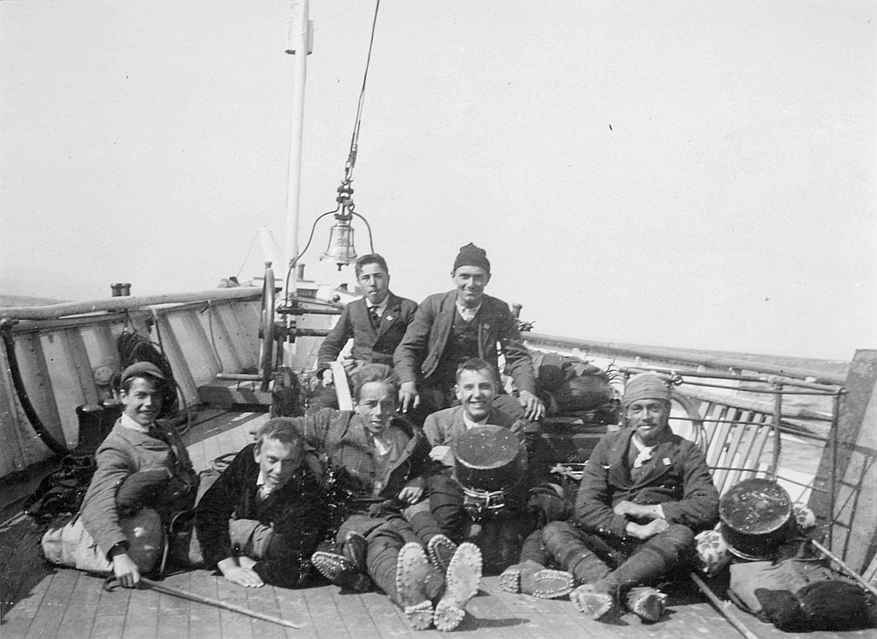 Auf dem Schiff - Gruppenporträt Wandervögel der Ortsgruppe Zürich (1914)