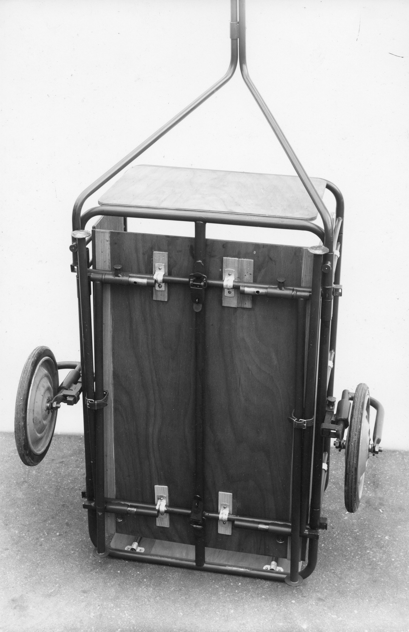 Ein Bollerwagen: Unterseite