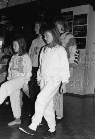 "Ferienpass/Stepptanz" - Kinder beim Tanzen; 1990