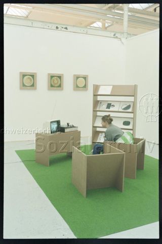 Ausstellungsansicht, Vinyl-Video-Installation