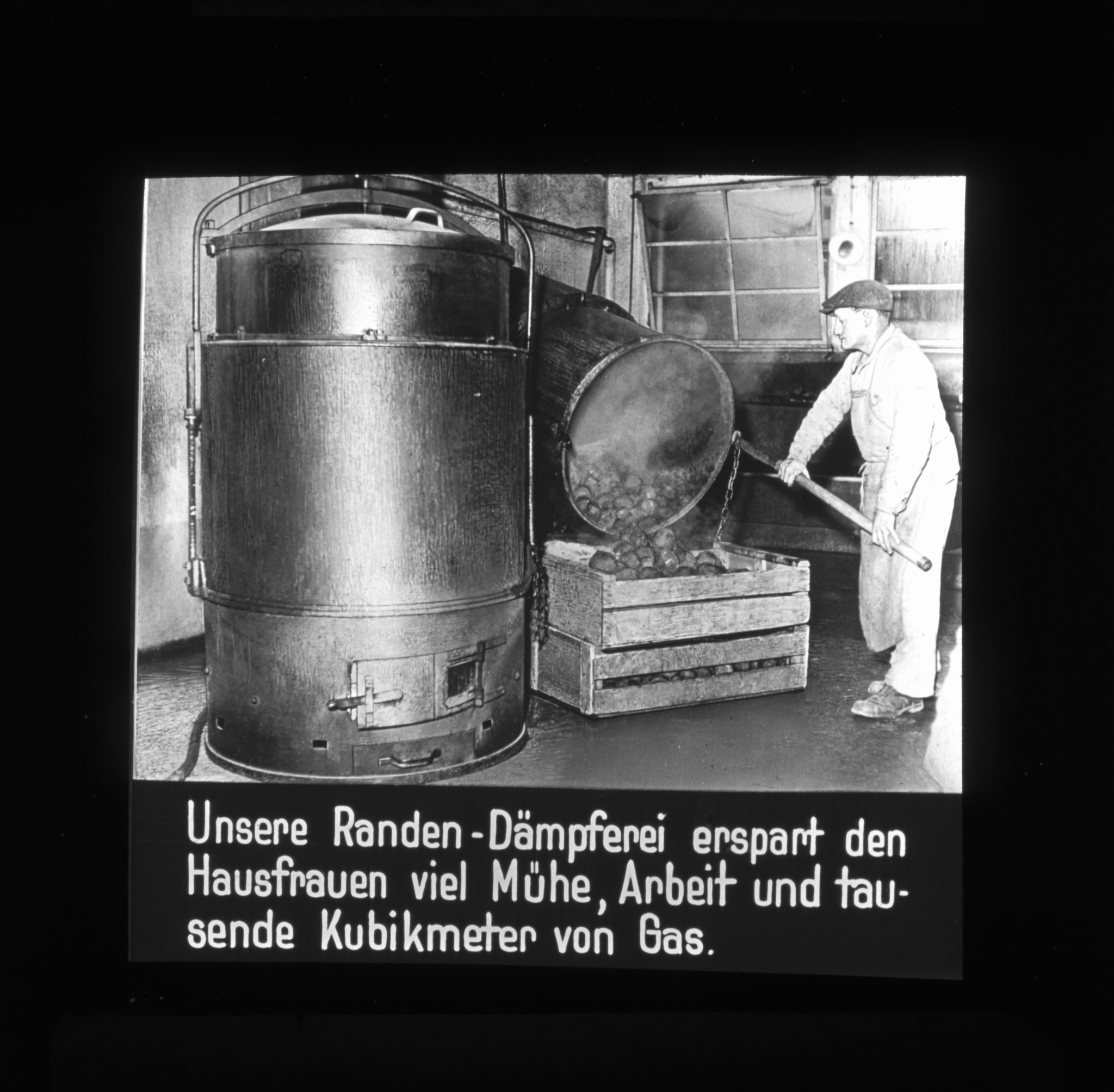 Dia: Randen-Dämpferei: "Unsere Randen-Dämpferei erspart den Hausfrauen viel Mühe, Arbeit und tausende Kubikmeter von Gas." Arbeiter beim Ausleeren von gekochten Randen.