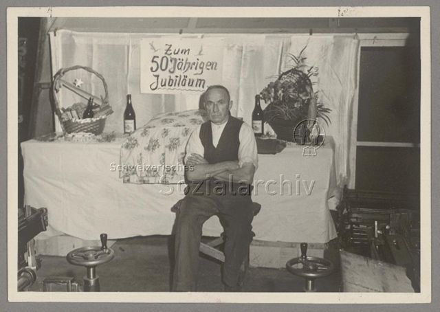 Jubilar, Mitglied des STFV, vor Gabentisch mit Schild: "Zum 50 Jährigen Jubiläum", um 1950