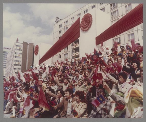 Tribüne während der Parade, Ostberlin (DDR), Mai 1975