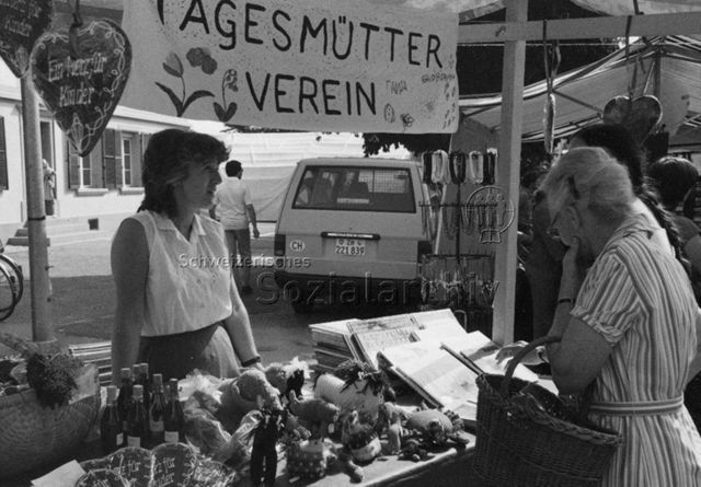 "Informations- und Verkaufsstand Tagesmütter Münchenbuchsee & Umg. Buchsi-Märit. Standbetreuerin: Frau Rosmarie Sieber BS"; 11.06.1983