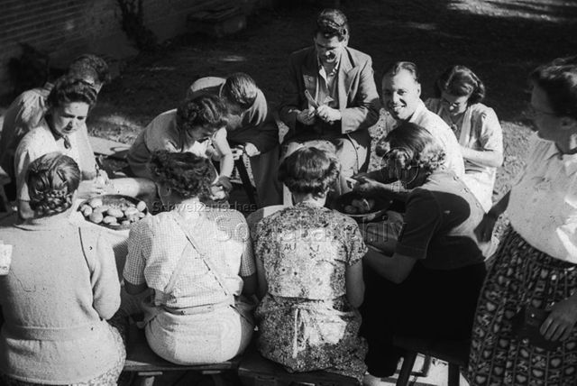Jugendherberge Rotschuo, Gersau - "Küchenmannschaft vor der Jugendherberge" bei Rüstarbeiten; um 1955