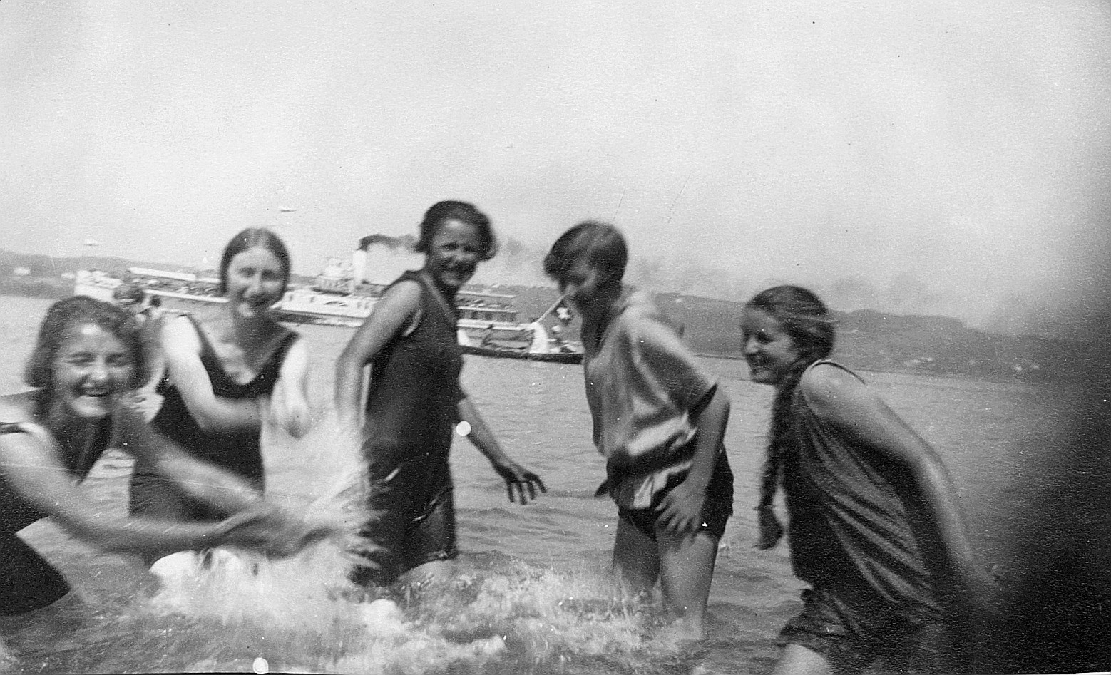 Maitli Gautag Lutzelau baden im Zürichsee - Im Hintergrund ist ein Schiff sichtbar (1926)
