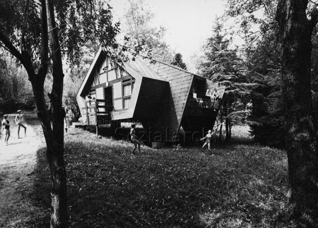 Bosco della Bella, Feriendorf für kinderreiche Familien - Aussenansicht Ferienhaus, spielende Kinder; um 1975
