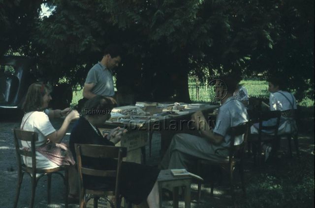 "Leiterkurs Gwatt", Thun - Teilnehmende beim Bastel im Freien; um 1975